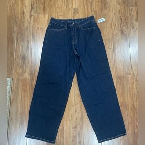 NWT - Old Navy Size 8 SHORT - high rise loose jeans. Barrel leg style.